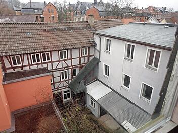 Etwa 50 Betten im Vorderhaus und kleine Appartements in dem Rückgebäude (Mitte und rechts) könnten in einem Hostel in der Judengasse entstehen.