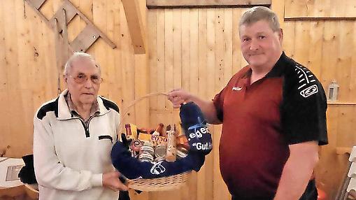 Bahnwart G&uuml;nter Falkenberg (links) ist vom Vorsitzenden Robert Schmitt mit einem Pr&auml;sentkorb in den Ruhestand verabschiedet worden.