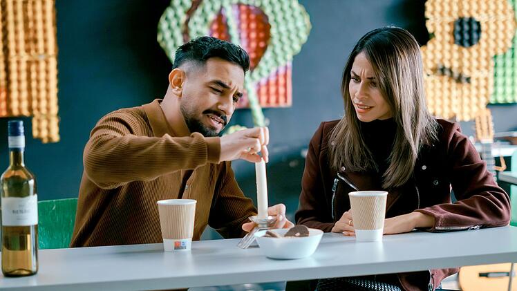 Lehrer Yunus (Zejhun Demirov) möchte der Schülermutter Jasmin (Negah Amiri) unbedingt näher kommen.