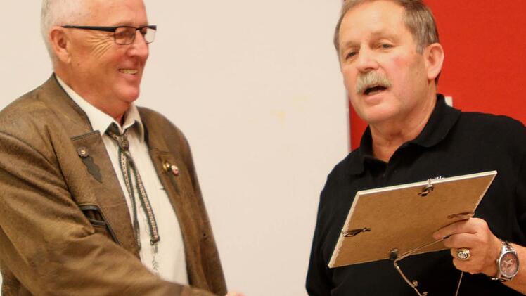 Die weiteste Anreise hatte die Fallschirmkameradschaft Zweibrücken mit Klaus Hecht (rechts).