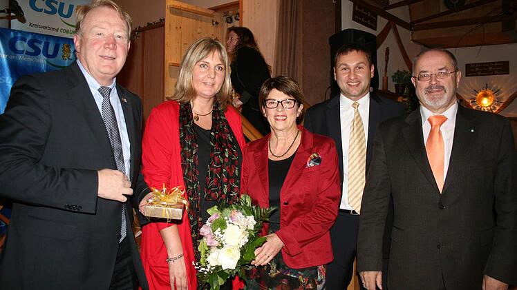 Hans Michelbach (links) mit Frau Christel (Mitte) und den CSU-Vorsitzenden (von links) Birgit Weber (Stadt Coburg), Jürgen Baumgärtner (Kronach) und Jürgen W. Heike (Coburg Land).