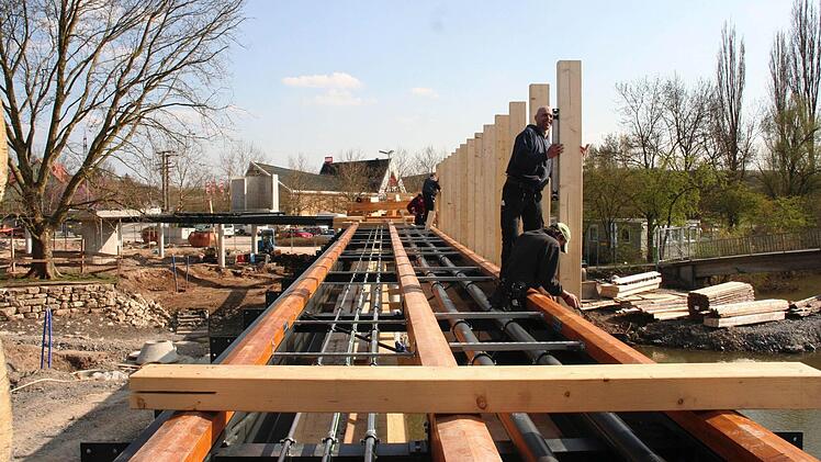 Arbeiten am Steg, der die Inselsauna mit den Pfahlsaunen verbindet.