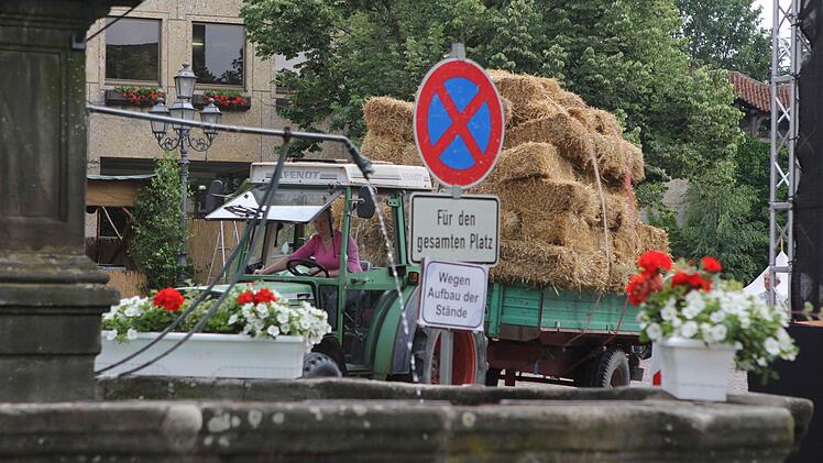 Am Freitag wurden eifrig Heuballen verteilt - fürs mittelalterliche Flair. Foto: Jan Koch