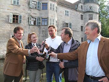 Der Mitwitzer Bürgermeister Hans-Peter Laschka (links) stößt vor dem Wasserschloss mit (von links): Petra Jung vom Waldhotel Bächlein, Uwe Meusel vom Gasthaus "Zum Steinernen Löwen", Alfred Hofmann von den Schäferstub'n in Häusles und Franken Bräu-Geschäftsführer Edgar Schönmüller auf den kulinarischen Bierweg Mitwitz an. Foto: Sonja Adam