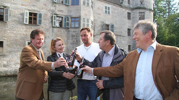 Der Mitwitzer Bürgermeister Hans-Peter Laschka (links) stößt vor dem Wasserschloss mit (von links): Petra Jung vom Waldhotel Bächlein, Uwe Meusel vom Gasthaus "Zum Steinernen Löwen", Alfred Hofmann von den Schäferstub'n in Häusles und Franken Bräu-Geschäftsführer Edgar Schönmüller auf den kulinarischen Bierweg Mitwitz an. Foto: Sonja Adam