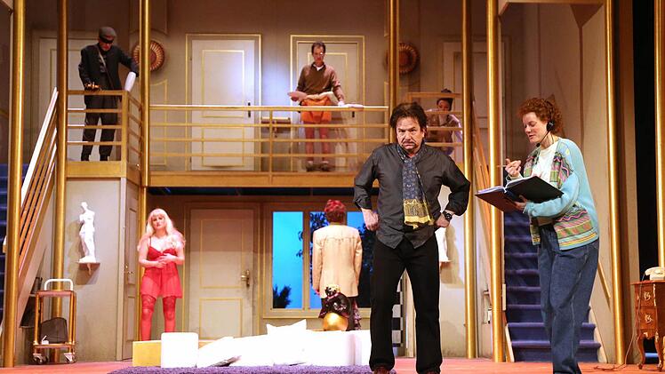 Turbulenter Bühnenspaß: Szene aus "Der nackte Wahnsinn" am Landestheater Coburg.Foto: Henning Rosenbusch