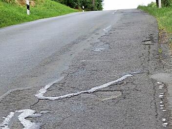 Der schadhafte Abschnitt der Staatsstraße 2182 zwischen Himmelkron und Trebgast. Foto: Dieter Hübner