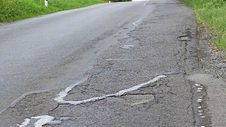 Der schadhafte Abschnitt der Staatsstraße 2182 zwischen Himmelkron und Trebgast. Foto: Dieter Hübner