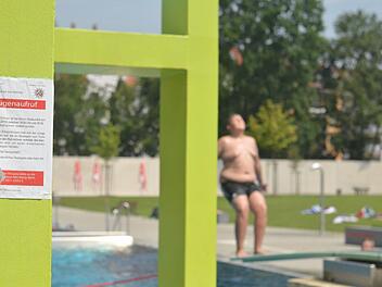 Um die Sicherheit in Freibädern zu erhöhen, setzt die Stadt Nürnberg seit diesem Jahre auf private Sicherheitsdienste. Foto: Pelke