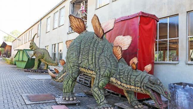 Von oben herab blickt Rapunzel auf Dinosaurier, die im Hinterhof auf den Käufer warten.