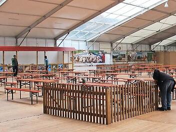 Der Biergarten ist zentraler Treffpunkt im riesigen Zelt. Hier können Besucher das kulinarische Angebot aus der Region verkosten. Fotos: Ulrike Nauer