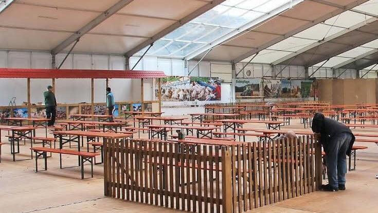 Der Biergarten ist zentraler Treffpunkt im riesigen Zelt. Hier können Besucher das kulinarische Angebot aus der Region verkosten. Fotos: Ulrike Nauer