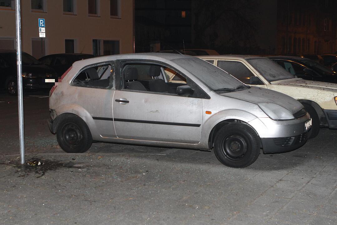 Obskure Böllerexplosion im Nürnberger Nordwesten - Mehrere Verletzte und vier beschädigte Fahrzeuge als Folge