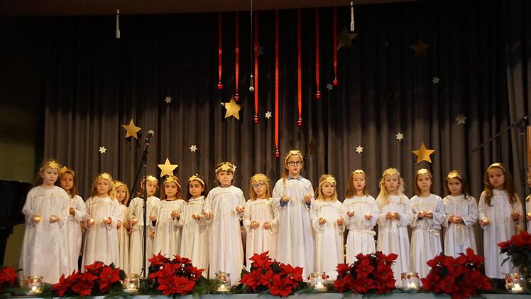 Die "Engelchen" aus allen Eltmanner Kindergärten bezauberten die Senioren bei der Altenehrung in der Stadthalle.Sabine Weinbeer