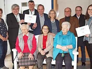 Über die Auszeichnung des "Quellenhofes" freuten sich von links (stehend) Elke Gäbelein, Thomas Petrak, Hans-Josef Stich, Walter Mackert, Anneliese Scharpf, Jürgen Schedel, Rudolf Ruckdeschel, Ina Weberpals-Resch sowie (sitzend) die Bewohner Margarete Bähr, Margarita Stenzel und Edeltraud Hantke. Foto: A. Thieret