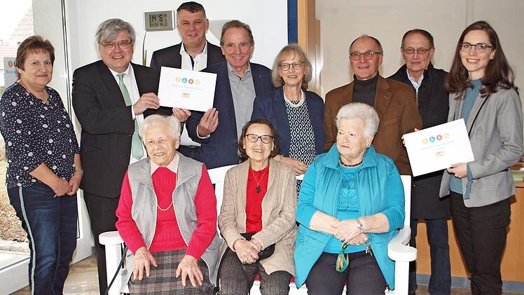 Über die Auszeichnung des "Quellenhofes" freuten sich von links (stehend) Elke Gäbelein, Thomas Petrak, Hans-Josef Stich, Walter Mackert, Anneliese Scharpf, Jürgen Schedel, Rudolf Ruckdeschel, Ina Weberpals-Resch sowie (sitzend) die Bewohner Margarete Bähr, Margarita Stenzel und Edeltraud Hantke. Foto: A. Thieret