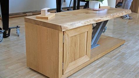 Die "Baumkante" und der Stahlfuß sind die besonderen Akzente des Sideboards, das Noah Schmitt in 65 Stunden angefertigt hat.