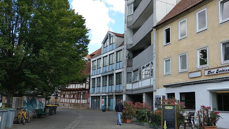Die gleiche Ecke heute. Das Schlick-Gebäude (blau) ist eine der Herausforderungen im Sanierungsgebiet. Foto: Simone Bastian