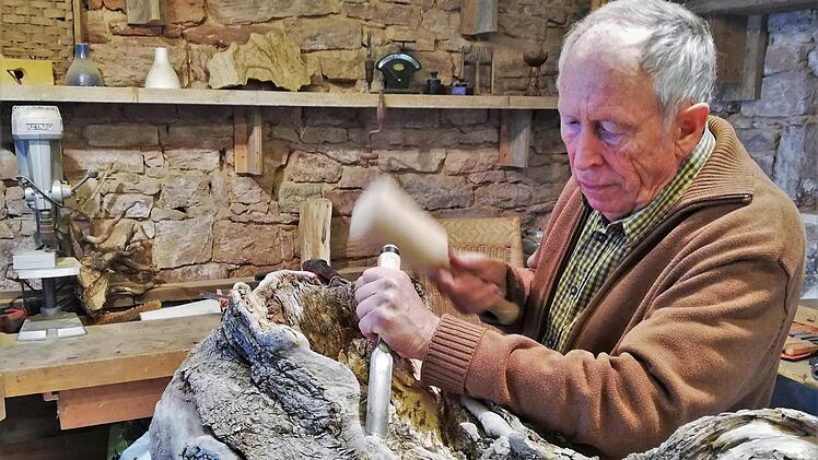 Norbert Klodwig bringt mit seiner Arbeit totes Holz zum Sprechen.
