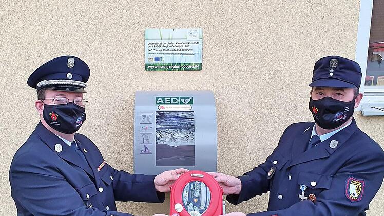 Kommandant Steffen Pertsch und Vorsitzender Stefan Wölfert (rechts) bei der Inbetriebnahme des neuen Gerätes.  Foto: Felix Hanft
