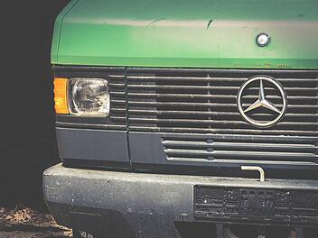 Ein Mann f&auml;hrt mit seinem Kleintransporter drei Leitpfosten um