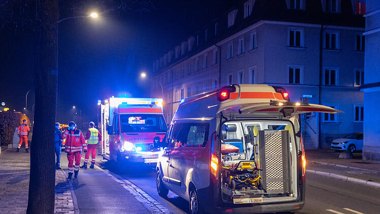 Grill in der Wohnung betrieben: Zwei Erwachsene und ein Kind verletzt