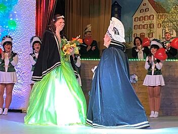 Hollfeld: Faschingsprinz nutzt Prunksitzung für Heiratsantrag - Augenzeuge "unheimlich gerührt"