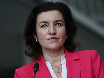 Die Bundesministerin f&uuml;r Forschung, Technologie und Raumfahrt, die CSU-Politikerin Dorothee B&auml;r bekommt den diesj&auml;hrigen "Orden wider den tierischen Ernst" verliehen.