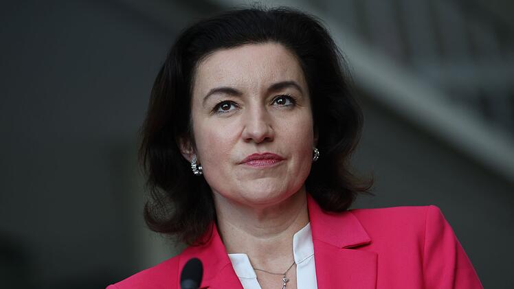 Die Bundesministerin f&uuml;r Forschung, Technologie und Raumfahrt, die CSU-Politikerin Dorothee B&auml;r bekommt den diesj&auml;hrigen "Orden wider den tierischen Ernst" verliehen.