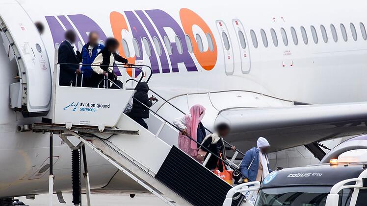 EU-Resettlement-Flug aus Kairo in Hannover gelandet