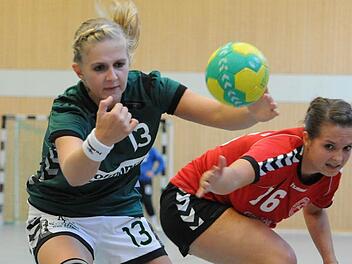 Zu fix für ihre Gegnerin ist Nina Barnickel (links) von der SG Garitz/Nüdlingen. Foto: Hopf