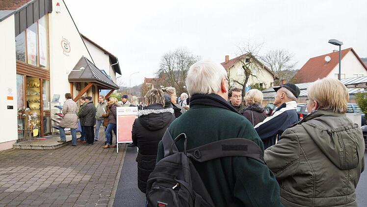 Vor der Verkaufsstelle im "Sammeln und Schenken" bildet sich eine Warteschlange. Foto: Arkadius Guzy