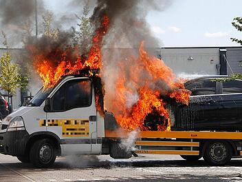 Lichterloh brannten dann schon beide Fahrzeuge, als die Feuerwehr Haßfurt auf dem Haßfurter Parkplatz eintraf.  Fotos: Rene Ruprecht