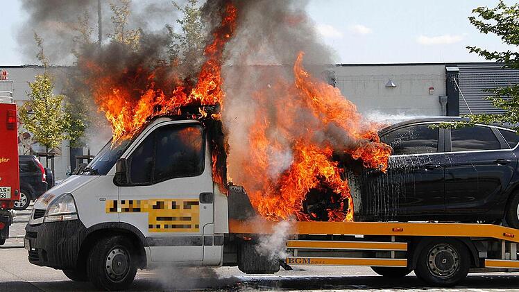 Lichterloh brannten dann schon beide Fahrzeuge, als die Feuerwehr Haßfurt auf dem Haßfurter Parkplatz eintraf.  Fotos: Rene Ruprecht