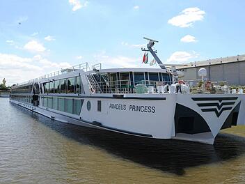 Ein schwimmendes Luxushotel: Schiffe wie die "Amadeus Princess", hier im Bamberger Hafen, bringen auf einen Schlag rund 150 Touristen in eine Stadt.  Foto: Ronald Rinklef/Archiv