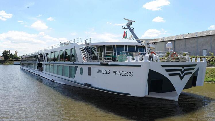Ein schwimmendes Luxushotel: Schiffe wie die "Amadeus Princess", hier im Bamberger Hafen, bringen auf einen Schlag rund 150 Touristen in eine Stadt.  Foto: Ronald Rinklef/Archiv