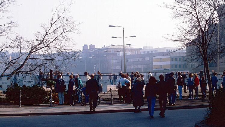 Straßenszene nach dem Mauerfall