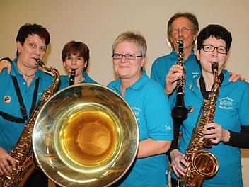 Prüfung bestanden (v.l.): Gisela Poettgen, Silvia Emmerling, Elisabeth Borst, Norbert Bauer und Conny Holzinger. Auf dem Bild fehlen Rene Beckmann und Matthias Reith.  Foto: Gerd Schaar