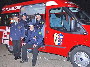 Über das neue Mehrzweckfahrzeug freuen sich (von links) Kommandant Jürgen Fiedler, Vorsitzender Michael Zwingmann, 2. Kommandant Andreas Höfner und 2. Vorsitzender Roland Schedel. Foto: Heike Schülein