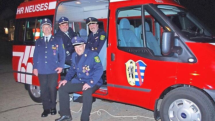 Über das neue Mehrzweckfahrzeug freuen sich (von links) Kommandant Jürgen Fiedler, Vorsitzender Michael Zwingmann, 2. Kommandant Andreas Höfner und 2. Vorsitzender Roland Schedel. Foto: Heike Schülein