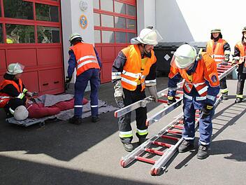 Bei der neuen Truppmannausbildung steht vor allem die Praxis im Vordergrund. Bei der Zwischenprüfung mussten die Teilnehmer ihr Können unter den kritischen Augen von drei Schiedsrichtern beweisen. Foto: Michael Stelzner