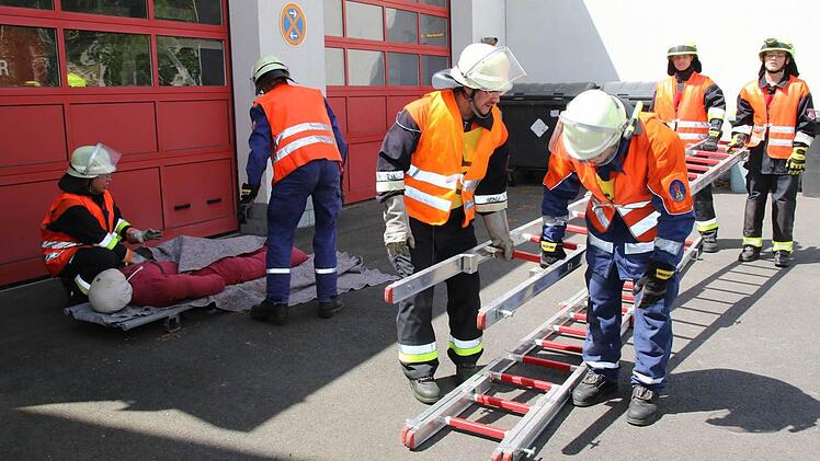 Bei der neuen Truppmannausbildung steht vor allem die Praxis im Vordergrund. Bei der Zwischenprüfung mussten die Teilnehmer ihr Können unter den kritischen Augen von drei Schiedsrichtern beweisen. Foto: Michael Stelzner