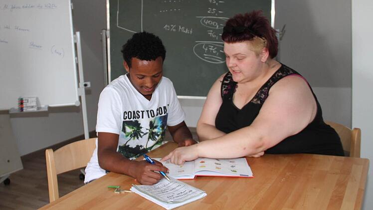 Betreuerin Diana Koch lernt mit einem Jugendlichen Deutsch.  Foto: Gerda Völk