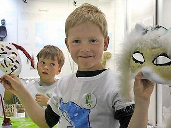 Tom (vorn) hat sich für eine Tiermaske entschieden. Foto: Ulrike Nauer
