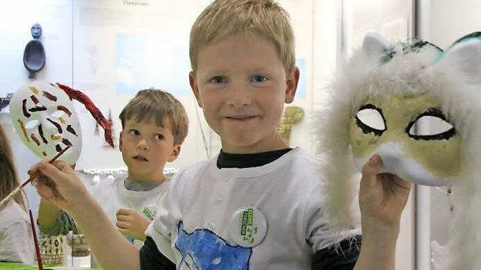 Tom (vorn) hat sich für eine Tiermaske entschieden. Foto: Ulrike Nauer