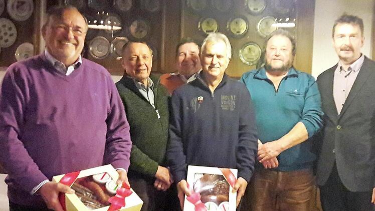 Ehrungen anlässlich der Hauptversammlung bei den Weitramsdorfer Kleintierzüchtern (von links): Rainer Litzen, Wolfram Stelzner, Werner Strehler, Bernd Rose, Dieter Weiß und Dritter Bürgermeister Michael Rädlein (CSU).  Foto: privat