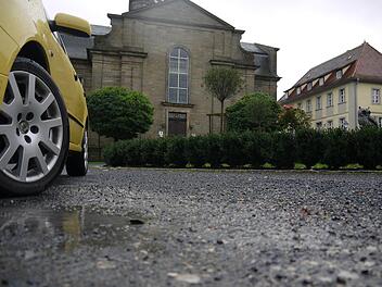 Der Splitt auf dem Schlossplatz in Lahm hat sich im Alltag als völlig unpraktikabel herausgestellt.   Deshalb soll die Fläche teilweise gepflastert werden, was wiederum auf eine Kostenbeteiligung der Anlieger hinaus läuft.Berthold Köhler