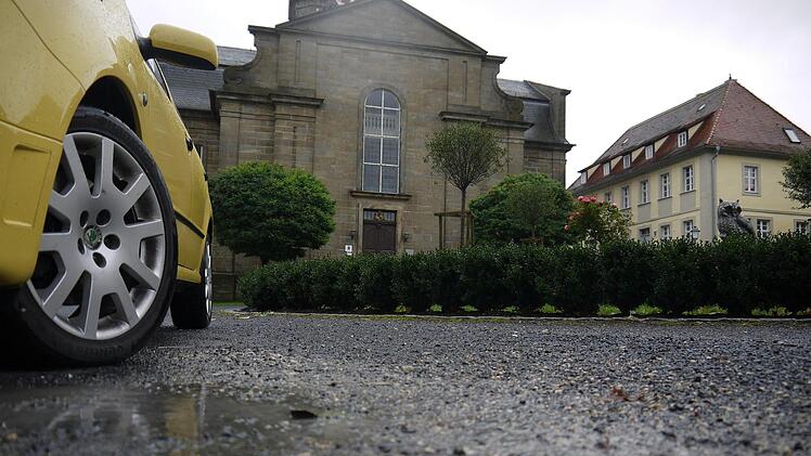Der Splitt auf dem Schlossplatz in Lahm hat sich im Alltag als völlig unpraktikabel herausgestellt.   Deshalb soll die Fläche teilweise gepflastert werden, was wiederum auf eine Kostenbeteiligung der Anlieger hinaus läuft.Berthold Köhler