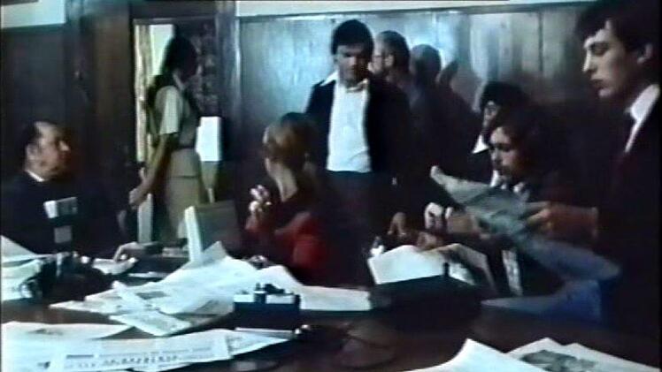 Jochen Gundelfinger mit Zeitung und Krawatteprivat/Gundelfinger