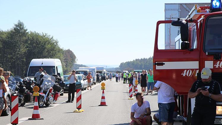 In der Folge eines schweren Unfalls war die A3 am Sonntag &uuml;ber mehrere Stunden voll gesperrt. Foto: News5/O&szlig;wald